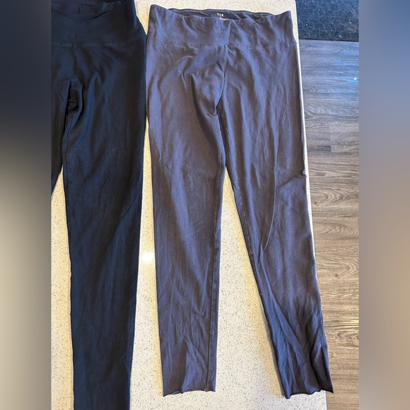 Aritzia Clothing Lot - Size M - Leggings x2  and T-Shirt - Picture 3 of 9